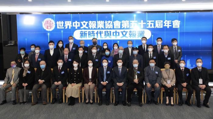 12.16稿签1  嘉宾合影。中央政府驻港联络办(1).jpg