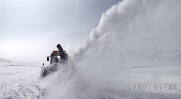 各地积极开展除雪作业 确保春运返程高峰期公路畅通 各地积极开展除雪作业 确保春运返程高峰期公路畅通