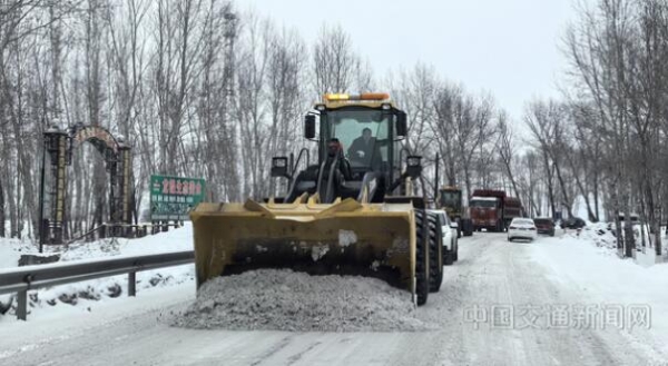 各地积极开展除雪作业 确保春运返程高峰期公路畅通3 各地积极开展除雪作业 确保春运返程高峰期公路畅通3