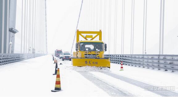 杭瑞高速公路洞庭大桥开展除雪作业 杭瑞高速公路洞庭大桥开展除雪作业