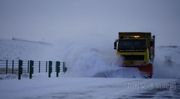 各地积极开展除雪作业 确保春运返程高峰期公路畅通2 各地积极开展除雪作业 确保春运返程高峰期公路畅通2