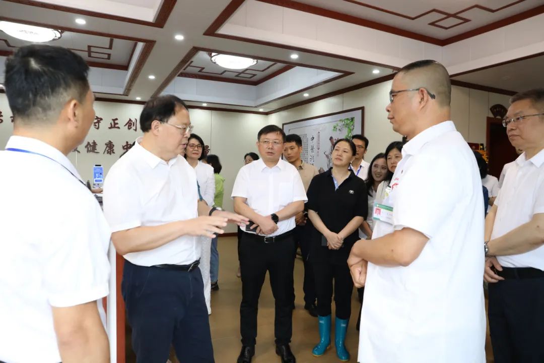 张剑飞在视察“基层卫生服务”类建议办理工