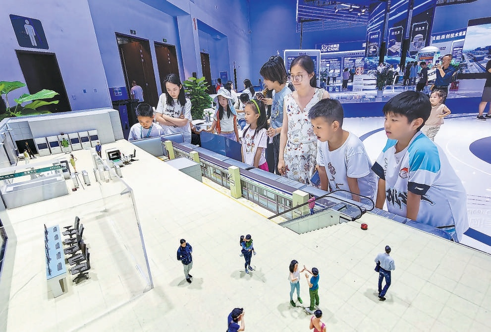 科博会展览现场，观众参观高铁站台智慧控制系统。