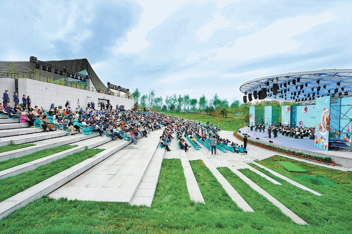 2023年国家大剧院“五月音乐节——走进城市副中心公益演出”在北京艺术中心绿心露天剧场举行，国家大剧院管弦乐团、歌剧演员队携手中国音乐学院中国乐派国乐团，共同为副中心建设者及社会各界观众献上了一场醇厚的艺术盛宴。（资料照片）