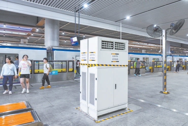 7月16日，在地铁清河站，蒸发式冷风机为地上站乘客送来凉风。