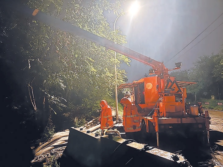 昌平亭阳路京包铁路桥排水现场。