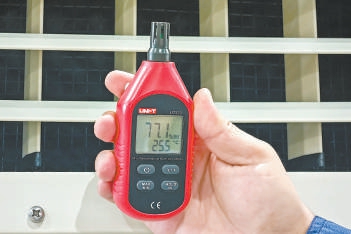 现场测量仪器显示，冷风机出风口附近温度已降至26℃以下。