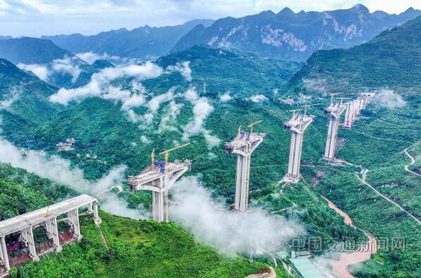 纳晴高速公路六枝特大桥成功“牵手”