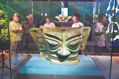 大运河博物馆的三星堆展览吸引了大量参观者。 大运河博物馆的三星堆展览吸引了大量参观者。