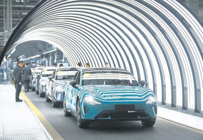 北京制造业加速数字化转型，作为“北京智造”的代表，小米汽车工厂的关键工艺100%自动化，引入超过700个机器人。图为小米汽车工厂总装车间内，车辆正在进行下线前的检测。