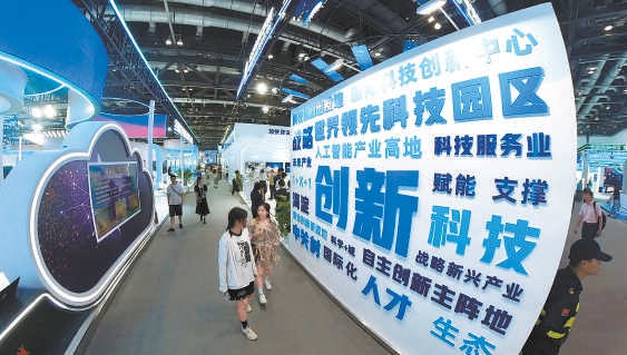 7月14日,科博会展览现场,市民观众趁着周末前来一睹未来产业新场景。 7月14日,科博会展览现场,市民观众趁着周末前来一睹未来产业新场景。