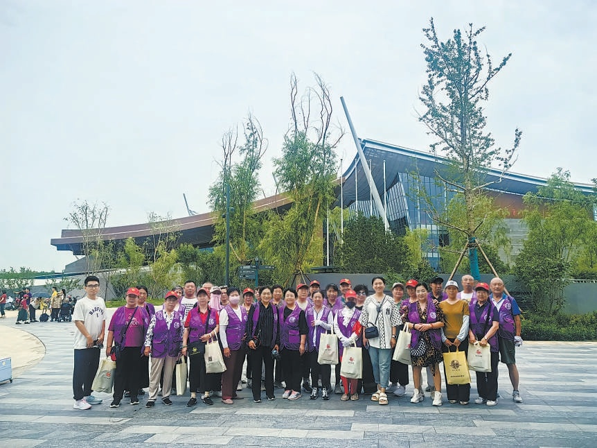 临河里街道组织居民参观三星堆展览。通州区临河里街道供图 临河里街道组织居民参观三星堆展览。通州区临河里街道供图