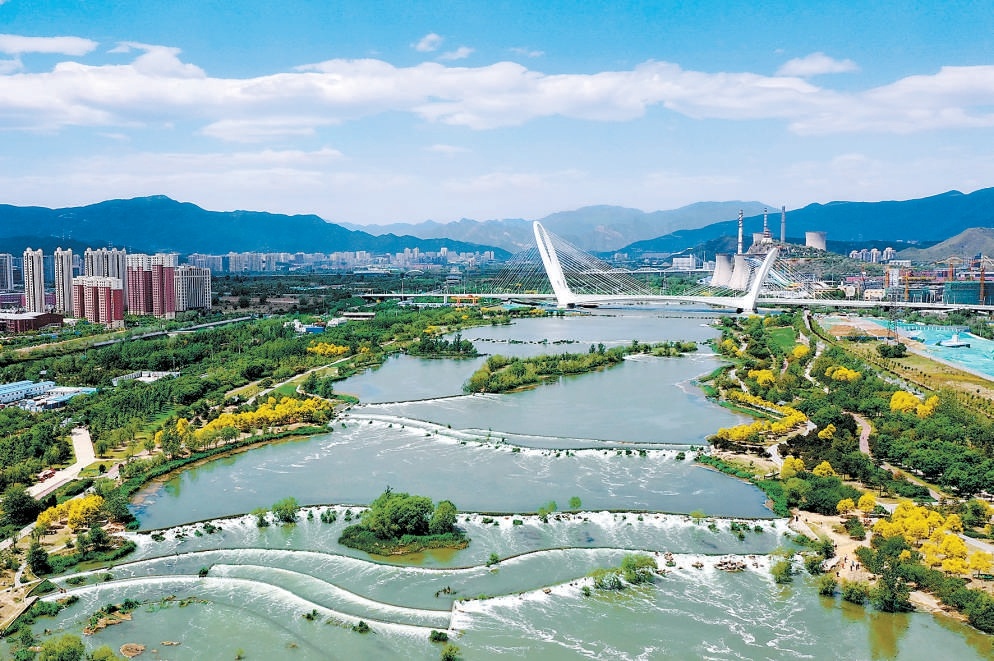 永定河大规模引水大大提升了城市景观，石景山河段低瀑飞湍，景观别致。
