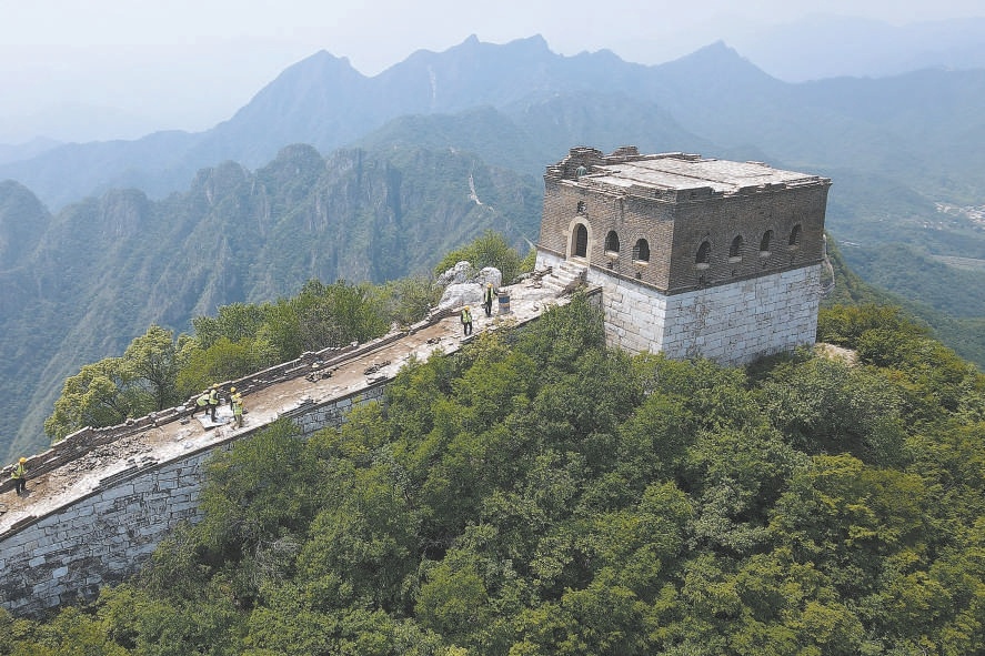 7月4日,箭扣长城122号敌台修缮现场,工作人员正在施工。 7月4日,箭扣长城122号敌台修缮现场,工作人员正在施工。