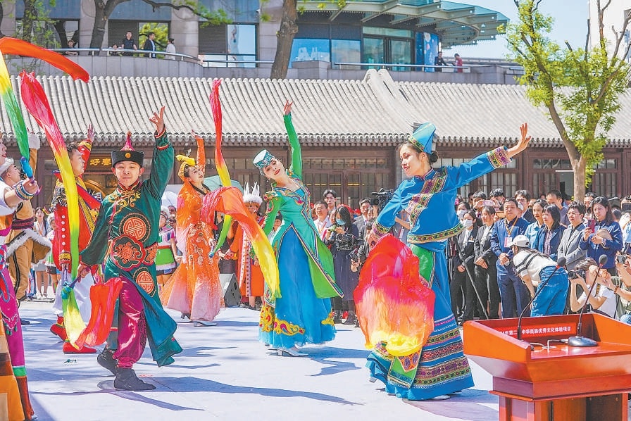 蒙藏学校旧址二〇二四年第二期中华民族优秀文化体验项目让观众足不出京,便可尽享千里之外福建和宁夏的地域风情。图为现场表演的民族舞蹈。 蒙藏学校旧址二〇二四年第二期中华民族优秀文化体验项目让观众足不出京,便可尽享千里之外福建和宁夏的地域风情。图为现场表演的民族舞蹈。