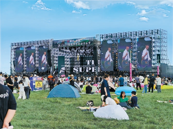 张北县日前举行的草原音乐节吸引了众多游客。 张北县日前举行的草原音乐节吸引了众多游客。