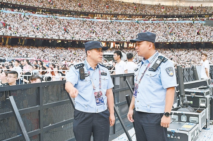 暑期以来,北京警方保障了全市190余场次演唱会、足球比赛、展览展销等大型活动安全顺利举办。 暑期以来,北京警方保障了全市190余场次演唱会、足球比赛、展览展销等大型活动安全顺利举办。