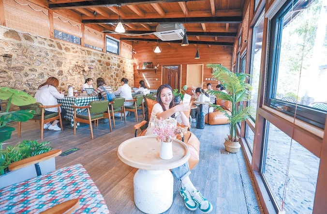 石峡村里的石光咖啡馆吸引游客前来打卡。 石峡村里的石光咖啡馆吸引游客前来打卡。