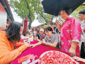 8月10日,北京民俗博物馆举行七夕游园会,带游客探寻七夕节的传统文化内涵和民俗印记。 8月10日,北京民俗博物馆举行七夕游园会,带游客探寻七夕节的传统文化内涵和民俗印记。