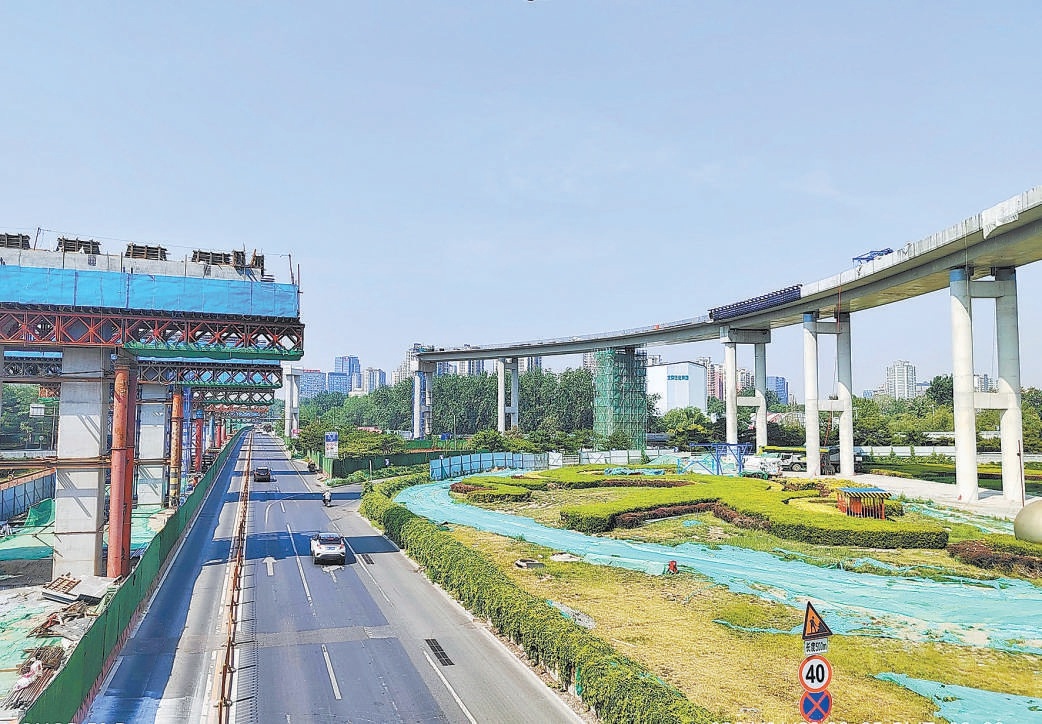 京密路四元桥区高架桥正在施工建设中。 京密路四元桥区高架桥正在施工建设中。