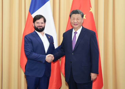 习近平会见智利总统博里奇