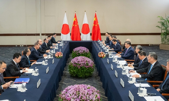 习近平会见日本首相石破茂2