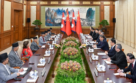 习近平会见尼泊尔总理奥利2