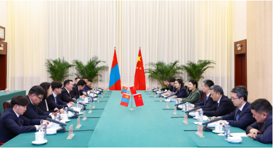 贺荣会见蒙古国法律与内务部部长蒙赫巴特尔 贺荣会见蒙古国法律与内务部部长蒙赫巴特尔