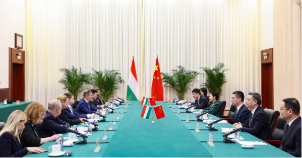 贺荣会见匈牙利司法部部长图森·班策 贺荣会见匈牙利司法部部长图森·班策