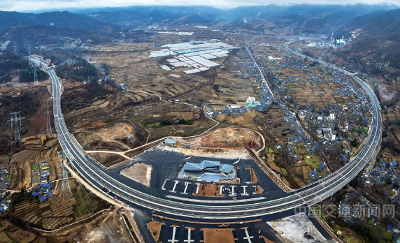 四川大小凉山首迎全天候通行高速公路1